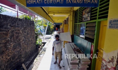 Pekerja melakukan rehabilitasi (perbaikan) sekolah yang rusak di Jakarta. (Ilustrasi)