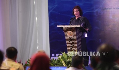 Menteri Kelautan dan Perikanan Susi Pudjiastuti memberikan sambutan saat peletakan batu pertama (groundbreaking) Pasar Ikan Modern Muara Baru, Penjaringan, Jakarta, Kamis (8/2).