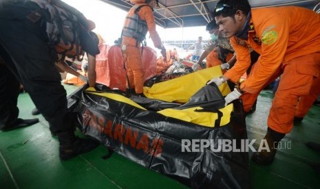 Anggota Basarnas  memeriksa kantung jenazah  usai  melakukan penyisiran korban dan serpihan  pesawat jatuh Lion Air JT610 di perairan Karawang, Jawa Barat. Selasa (30/10).