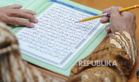 Belajar Mengaji. Peserta mengikuti kegiatan 30 Menit Bisa Membaca Alquran di Kantor Republika, Jalan Warung Buncit, Jakarta, Sabtu (09/12).