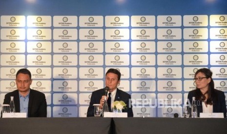 Vice President of FC Internazionale Javier Zanetti (tengah) memberikan keterangan didampingi Representative of PT Akademi Bola Indonesia Toni harjana (kiri) dan Director of Global Youth Busniess of FC Internazionale Barbara Biggi melakukan press conference mengenai Inter Academy Indonesia di Jakarta, Rabu (14/2).