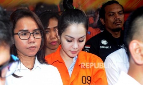 Aktris Jennifer Dunn diperlihatkan kepada media saat rilis kasus narkoba di Mapolda Metro Jaya, Jakarta, Selasa (2/1).