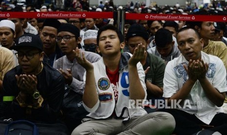 Pengunjung Hijrah fest berdoa bersama saat ustaz memimpin doa usai mengisi dakwah dalam acara Hijrah Fest 2018 di Jakarta Convention Center, Jakarta, Ahad (11/11).