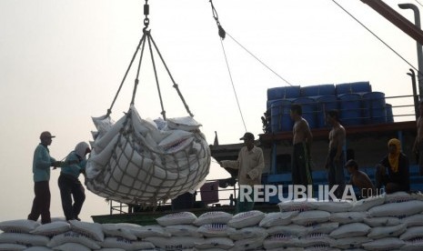 Andil Kenaikan Harga Ayam. Pekerja memindahkan pakan ternak ayam kea atas kapal di Pelabuhan Sunda Kelapa, Jakarta, Rabu (25/7).