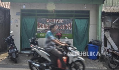 Warung Makan Menggunakan Tirai saat Ramadhan. Suasana warung makan saat bulan Ramadhan di daerah Kramat Jati, Jakarta Timur. Ilustrasi. Hukum Buka Warung Makanan di Siang Hari Ramadhan