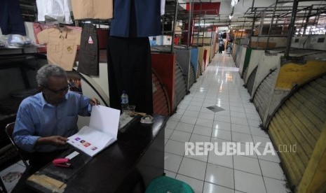 Pedagang beraktivitas disamping kios-kios yang tutup di Blok G Pasar Tanah Abang, Jakarta Pusat. Pemprov DKI Jakarta berencana merelokasi para pedagang di Blok G ini.