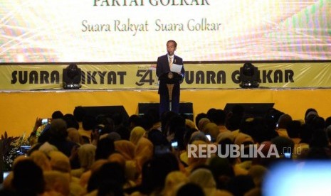 Perayaan HUT Golkar. Presiden Joko Widodo menyapaikan sambutan saat Perayaan HUT Golkar ke-54 di JiExpo, Jakarta, Ahad (21/10).