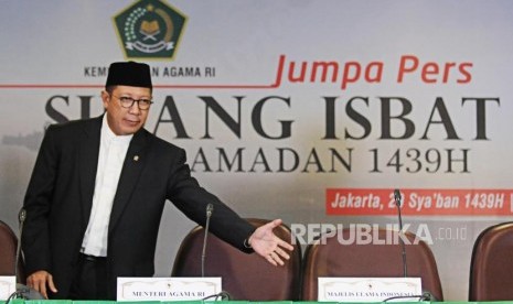 Menteri Agama Lukman Hakim Saifuddin saat akan memberikan paparan hasil sidang Isbat di Kantor Kementerian Agama, Jakarta, Selasa (15/5).