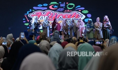 Artis yang tergabung dari Hijab Squad memperkenalkan diri dalam acara Hijrah fest 2018 di JCC, Jakarta, Jumat (9/11).