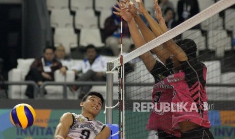 Pebola Voli Indonesia 2 Kukuh Sansari (kiri) berusaha menahan smash tim Indonesia 1 dalam pertandingan final bola voli putra 18th Asian Games Invitation Tournament di Tenis Indoor,Senayan, Jakarta, Kamis (15/2).