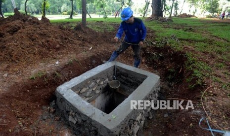 Sumur Resapan. Petugas Dinas Sumber Daya Air saat mengambil air dari sumur resapan yang sedang dibangun di kawasan Monas, Jakarta, Selasa (26/2).