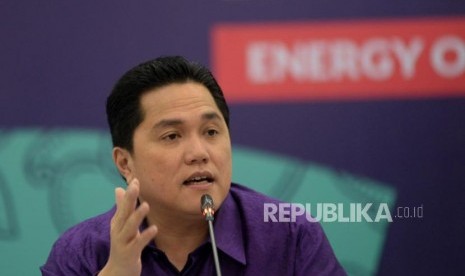 Ketua Pelaksana INASGOC Erick Thohir memberikan keterangan pada acara peluncuran portal volunteer ASIAN Games 2018 untuk Games Times dan pengenalan seragam volunteer di Markas INASGOC, Jakarta, Kamis (18/1).