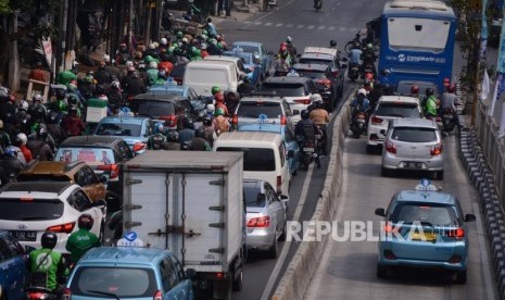 Pengendara menerobos jalur bus Transjakarta di kawasan Mampang, Jakarta, Rabu (18/9/2019).