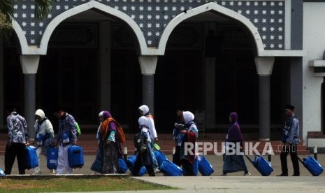 Sejumlah jamaah haji di Asrama Haji Pondok Gede, Jakarta. 