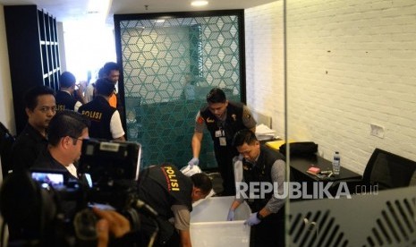 Penggeledahan Kantor PSSI. Petugas dari Satgas Anti Mafia Bola menggeledah Kantor PSSI di Jakarta, Rabu (30/1/2019).