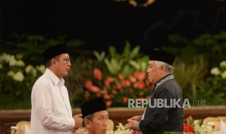 Buka Bersama Pimpinan Lembaga Negara. Menteri Agama Lukman Hakim Saifuddin (kiri) bersama Utusan Khusus Presiden untuk Dialog dan Kerjasama Antaragama dan Peradaban, Din Syamsudin menghadiri buka puasa bersama Presiden Joko Widodo di Istana Negara, Jakarta, Jumat (18/5).