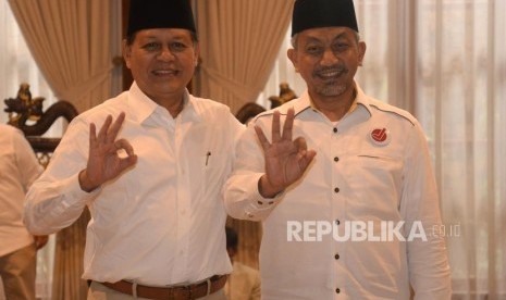 Pasangan Calon Gubernur Jawa Barat dari Partai Koalisi Asyik, Sudrajat (kiri) - Ahmad Syaikhu berfoto saat melakukan pertemuan di Jakarta, Kamis (1/3).