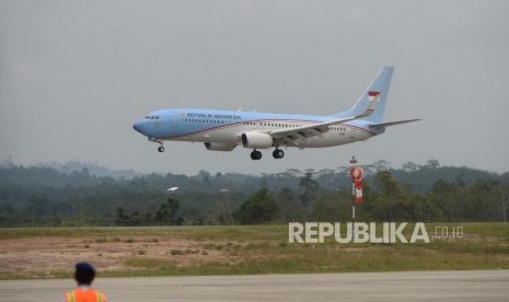 Mendarat Pertama Kali. Pesawat Kepresidenan Republik Indonesia mendarat pertama kali di Bandara APT Pranoto, Samarinda, Kalimantan Timur, Kamis (25/10).