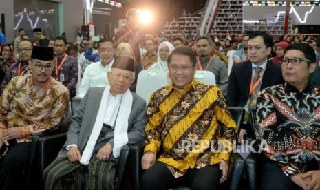 Ketua Dewan Pembina Masyarakat Ekonomi Syariah KH Ma'ruf Amin  (kedua kiri) berbincang dengan Menkominfo Rudiantara (kedua kanan) didampingi Dirut Bursa Efek Indonesia Inarno Djajadi (kanan) dan Ketua MUI Bidang Ekonomi Lukmanul Hakim (kiri) saat seminar Teknologi dan Inovasi untuk Masa Depan Keuangan Islam di Bursa Efek Indonesia, Jakarta, Rabu (13/2).