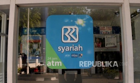 Nasabah melakukan transaksi melalui ATM BRI Syariah di Jakarta, Ahad (30/12).