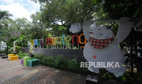 Pernak-pernik Asian Games Indonesia terpasang di Taman Menteng, Jakarta, Jumat (16/2).