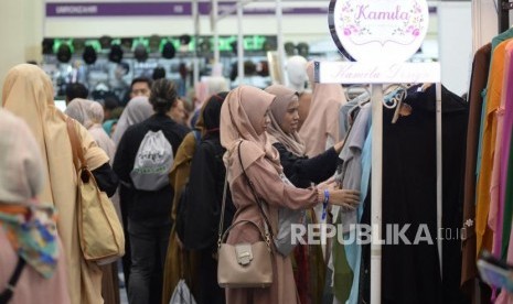 Pengunjung memilih busana muslim pada acara Hijrah Fest Ramadhan di JCC Senayan, Jakarta, Ahad (26/5).