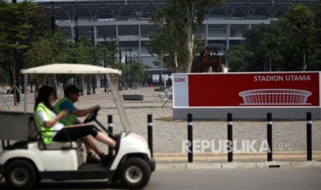 Pekerja melintas di area Stadion Utama Gelora Bung Karno (SUGBK). (ilustrasi)