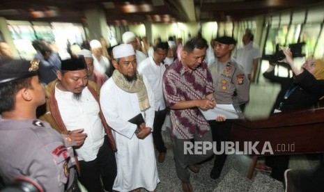 Ustaz Zulkifli Muhammad Ali (tengah) bersiap untuk menjalani pemeriksaan di Direktorat Tindak Pidana Cyber (Dittipid Cyber) Bareskrim Mabes Polri, Jakarta, Kamis (18/1).