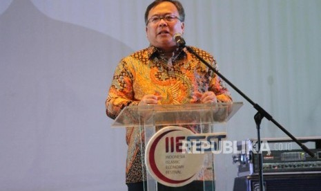 Menteri PPN/Kepala Bappenas Bambang Brodjonegoro menyampaikan sambutan pada acara Indonesia Islamic Economy Festival (IIEFest) 2019 yang digelar Komite Nasional Keuangan Syariah (KNKS), di The Trans Luxury Hotel, Kota Bandung, Jumat (26/4).