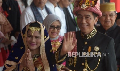 Presiden Republik Indonesia, Joko Widodo  bersama Iriana Widodo melambaikan tangan usai memimpin upacara peringatan hari kemerdekaan Republik Indonesia ke 73 di Istana Merdeka, Jakarta, Jumat (17/8).