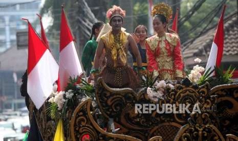 Arak-arakan mobil hias dari relawan pendukung Capres Joko Widodo dan Cawapres Ma'ruf Amin berjalan menuju Kantor KPU di Jakarta, Jumat (10/8).