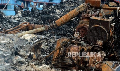 Pasca Kebakaran Kapal Muara Baru. Sejumlah perangkat kapal yang telah habis terbakar di Pelabuhan Muara Baru, Jakarta, Ahad (24/2).