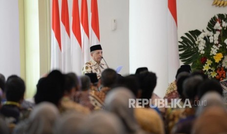 Pembukaan Mukatamar Al Irsyad. Ketua Umum PP Al Irsyad Al Islamiyah KH Abdullah Djaidi memberikan pengantar saat silaturahim dengan Presiden Joko Widodo di Istana Bogor, Jawa Barat, Kamis (16/11).