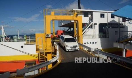 Kendaraan memuruni kapal usai melakukan penyebrangan di Pelabuhan Bakauheni, Lampung, Kamis (2/5).