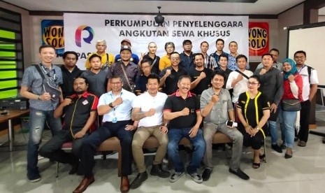  Perkumpulan Penyelenggara Angkutan Sewa Khusus (PPASK) Jawa Barat menolak kebijakan yang mengharuskan adanya perubahan Tanda Nomor Kendaraan Bermotor (TNKB) untuk taksi online.