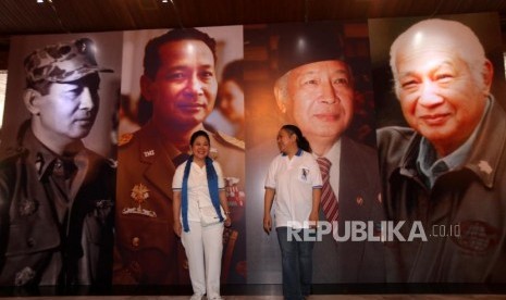 Foto Presiden Ke-2 Republik Indonesia, Soeharto di Taman Mini Indonesia Indah (TMII), Jakarta Timur, Ahad (11/3).