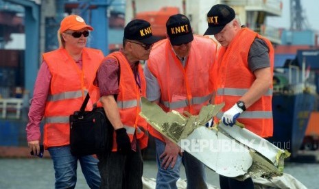 Penyelidik dari Komite Nasional Keselamatan dan Transportasi (KNKT) Indonesia dan Dewan Keselamatan Transportasi Nasional (NTSB) Amerika serikat saat memeriksa puing-puing pesawat Lion Air JT 610 di Terminal JICT 2, Tanjung Priok, Jakarta, Kamis (1/11).