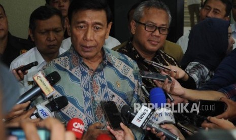 Menteri Koordinator Politik Hukum dan Keamanan Wiranto(kiri) 