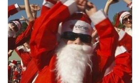 Orang menggunakan kostum Santa Claus di Hobart, Tasmania 