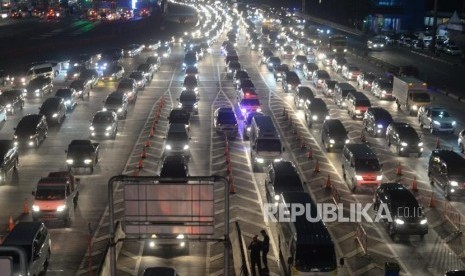 Kendaraan memadati pintu gerbang tol Cikarang Utama, Kabupaten Bekasi, Jawa Barat, Sabtu (22/12) malam.