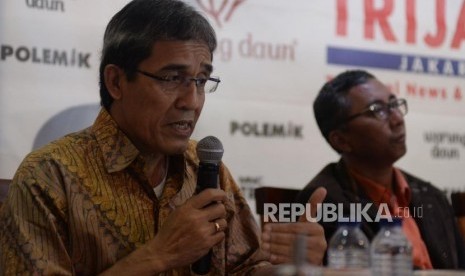 Anggota KPU 2012-2017 Hadar Nafis Gumay menyampaikan pendapatnya dalam diskusi polemik di Jakarta, Sabtu (20/1).