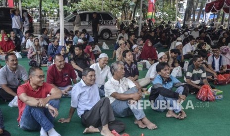 Republika Bukber dengan Agen dan Loper Koran. Suasana acara buka puasa bersama agen dan loper koran di Kantor Republika, Pejaten, Jakarta Selatan, Minggu (26/5).