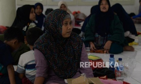 Sejumlah warga yang terkena dampak bencana Tsunami berada dipengungsian masjid Jami Al-Rodo, Panimbang, Banten, Ahad (23/12).