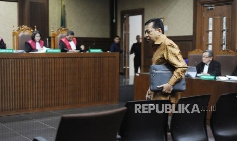 Terdakwa  kasus tindak pidana korupsi KTP Elektronik Setya Novanto membawa tas saat memasuki ruangan persidangan untuk  megikuti sidang lanjutan di Pengadilan Tindak Pidana Korupsi, Jakarta, Kamis (22/1).