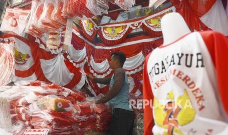 Pedagang merapikan bendera merah putih yang dijual di Pasar Mester, Jatinegara, Jakarta, Selasa (6/8).