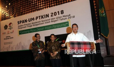 Menteri Agama Lukman Hakim Saifuddin didampingi  Dirjen Pendidikan Islam Kementerian Agama Phil H. Kamaruddin dan Ketua Umum SPAN-UM PTKIN 2018 Musafir Pababbari (dari kanan) menabuh beduk pada launching Seleksi Prestasi Akademik Nasional - Ujian Masuk (SPAN-UM) Perguruan Tinggi Keagamaan Islam Negeri (PTKIN) tahun 2018 di Kantor Kementerian Agama, Jakarta, Senin (29/1).