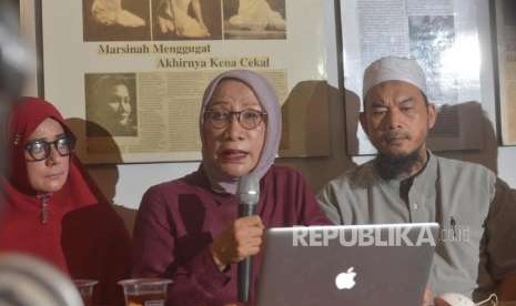 Aktivis Kemanusiaan, Ratna Sarumpaet(tengah) memberikan keterangan kepada media terkait pemberitaan penganiyaan terhadap dirinya di kediaman Ratna Srumpaet, Jakarta, Rabu (3/10).