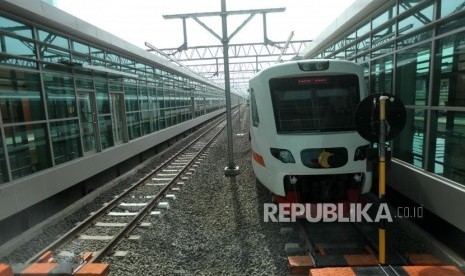 Kereta bendara melintas saat uji coba Kereta Bandara Soekarno-Hatta di Stasiun Sudirman Baru, Jakarta, Selasa (26/12).