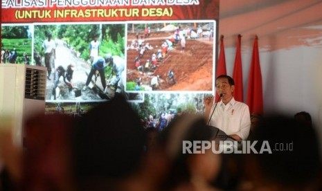 President Joko Widodo delivers his speech during working visit in Trenggalek, East Java, Friday (Jan 4).