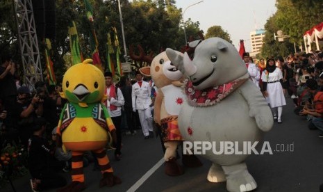 Boneka maskot Asian Games melintas saat mengikuti Festival Jakarnaval 2018 di Jalan Medan Merdeka Selatan, Jakarta, Ahad (8/7).